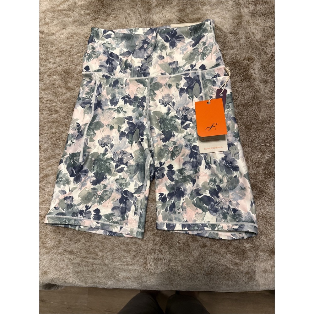 Freely Women's Exhale Bermuda Bike Shorts Size XS 7" inseam side pockets  New